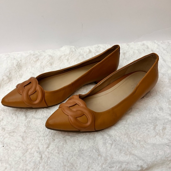 Aurielle Women's Brown Flats with Knot Detail - Picture 3 of 7